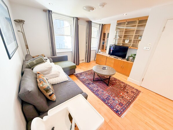 Smart TV, books - Warm Little Venice 4-bedroom House - free Parking (London)