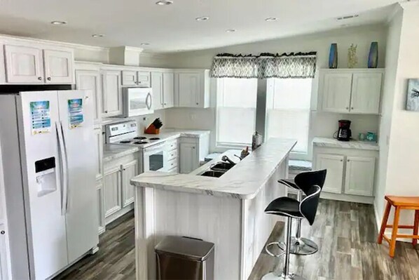 Frigorífico, microondas, horno y placa de cocina