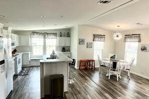 Frigorífico, microondas, horno y placa de cocina