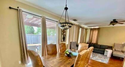 BIG Beautiful Home 2Miles SAC Airport 8 Min DownTown DOCO Old Sac, Discovery Prk