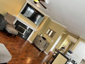 Smart TV, fireplace, books - BIG Beautiful Home 2Miles SAC Airport 8 Min DownTown DOCO Old Sac, Discovery Prk (Sacramento)