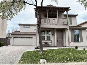 Exterior - BIG Beautiful Home 2Miles SAC Airport 8 Min DownTown DOCO Old Sac, Discovery Prk (Sacramento)