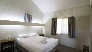 2 bedrooms, iron/ironing board, internet