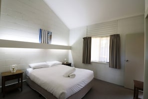 2 bedrooms, iron/ironing board, internet - Micks Budget Accommodation on Fishpen (Merimbula)