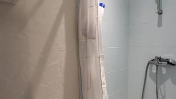 SĂšche-cheveux, serviettes fournies, papier toilette