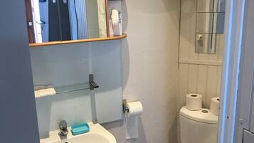 SĂšche-cheveux, serviettes fournies, papier toilette