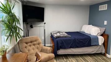 1 makuuhuone, työpöytä, silitysrauta/-lauta, vauvan matkasänky