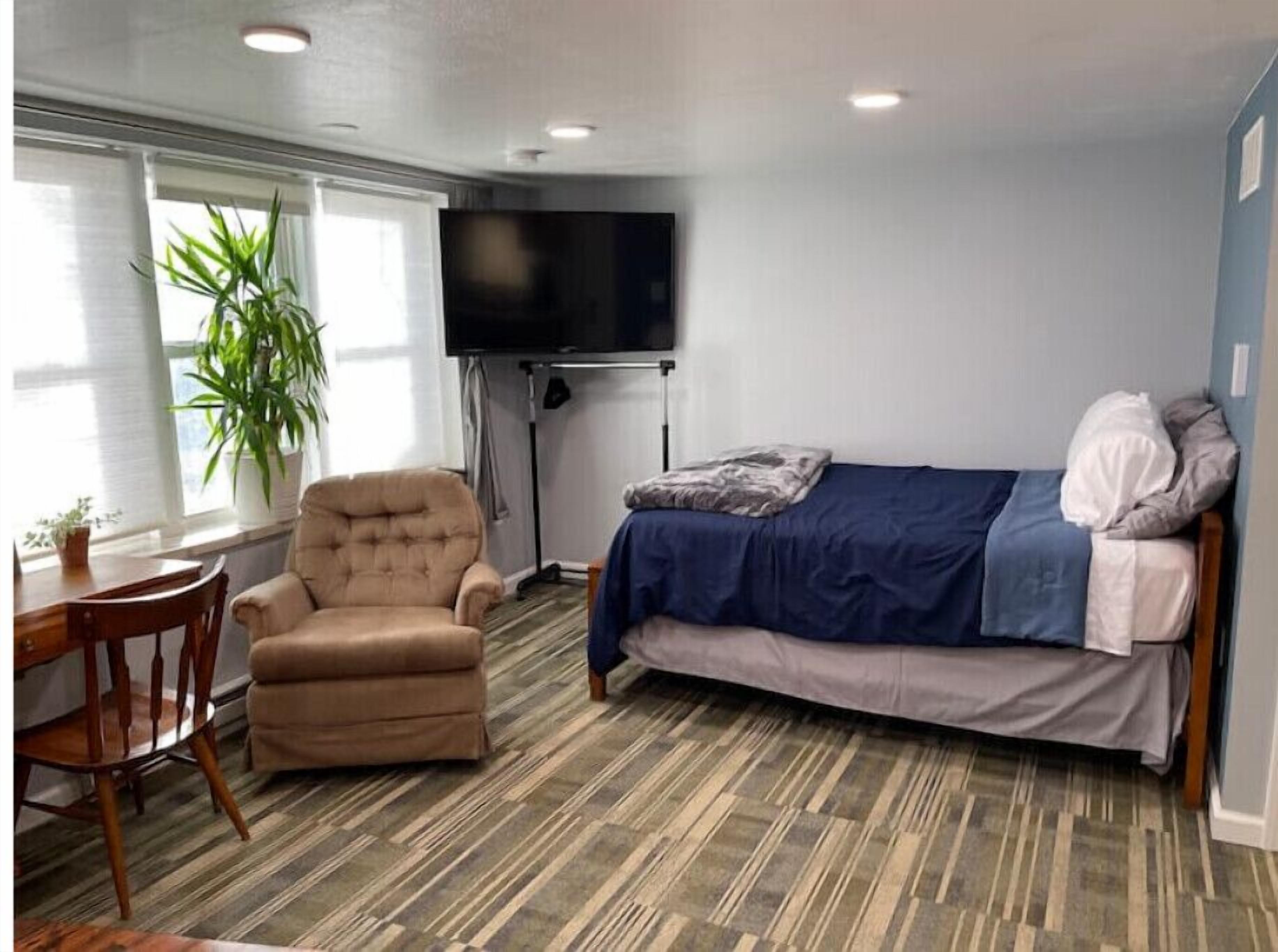 1 habitación, escritorio, tabla de planchar con plancha y cuna de viaje 