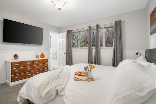 5 bedrooms, desk, iron/ironing board, travel cot