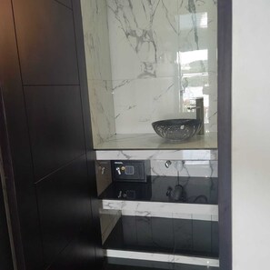 Chambre Exécutive | Salle de bain | Articles de toilette gratuits, sèche-cheveux, serviettes fournies, savon