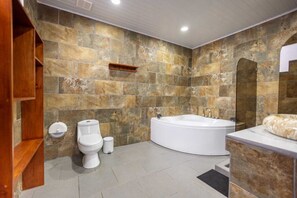 Quadruple Room | Bathroom | Free toiletries, hair dryer, towels, soap - Hotel Casablanca Tortuguero (Colorado)