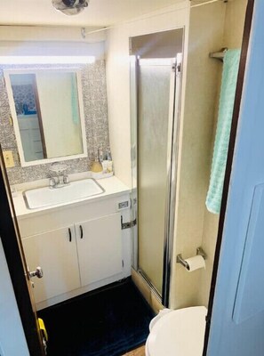 Dusche, Haartrockner, Handtücher, Seife