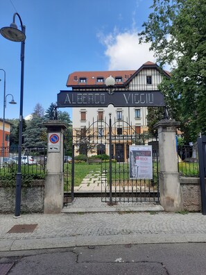 A gated entrance with a sign reading "Albergo Vicciù."