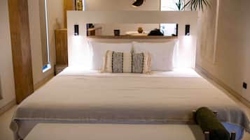 Ropa de cama de alta calidad, cubrecamas y minibar