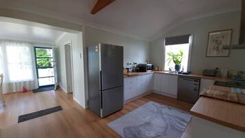 冷蔵庫、電子レンジ、オーブン、コンロ