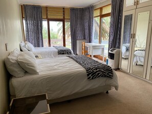 Comfort Quadruple Room | Free WiFi, bed sheets - AB Lodge (Gqeberha (Port Elizabeth))
