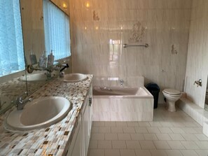 Serviettes fournies, savon, papier toilette