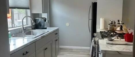 Fridge, oven, stovetop, coffee/tea maker