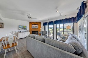 Smart TV - Libby's Lake View on Smith Mountain Lake  - Inquire about long term rentals! (Moneta)