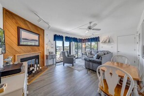 Smart TV - Libby's Lake View on Smith Mountain Lake  - Inquire about long term rentals! (Moneta)