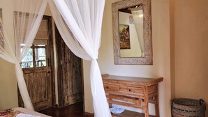 Deluxe Villa, 3 Bedrooms, Private Pool, Garden View | 3 bedrooms, down duvets, memory-foam beds, in-room safe - Danaya's villa (Ubud)