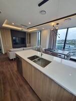 Apartamento, 2 quartos | Área de estar | TV LED 40 polegadas com canais digitais