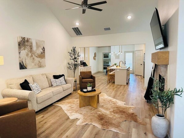 Smart TV y chimenea 