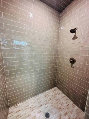 Combined shower/tub, hair dryer, towels - Uptown Elegance 7 minutes to Texas Tech (Lubbock)