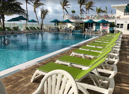 Renovated 3BR 3BA, Tiki Hut, 37' Dock, Boat Trailer Parking, Cabana Club Memb.