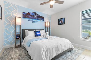 3 bedrooms, desk, iron/ironing board, travel cot - Relaxing Retreat Near Airport and Theme Parks with FREE Heated/Chilled Pool! (Kissimmee)