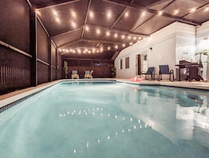 Una piscina al aire libre, una piscina climatizada