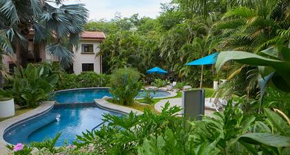 Fantastic Coco, CR condo for up to 6, less than a mile from 2 beautiful beaches!