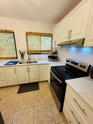 Refrigerador, microondas, horno y parrilla de estufa