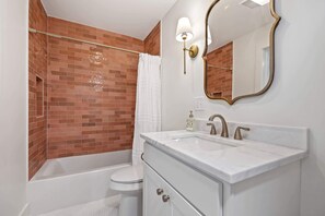 Bañera, secador de pelo y toallas