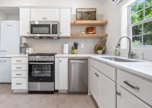 Réfrigérateur, four à micro-ondes, un four, surface de cuisson