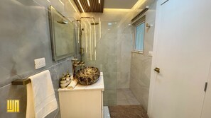 Apartamento superluxo | Banheiro | Chuveiro, chuveiro com efeito de chuva, secador de cabelo 