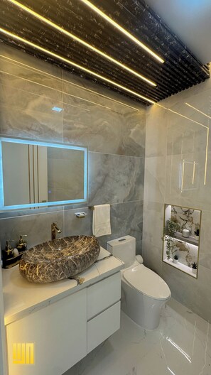 Appartamento Luxury | Bagno | Doccia, soffione a pioggia, asciugacapelli, asciugamani