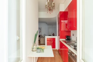 Fridge, oven, stovetop, coffee/tea maker