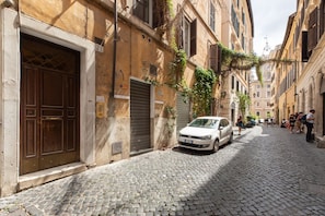 Property grounds - iFlat | Red Roman Flat with terrace (Roma)