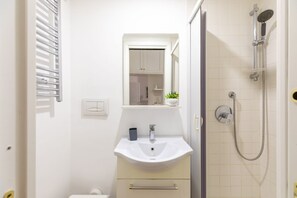 Shower, bidet - iFlat | Red Roman Flat with terrace (Roma)