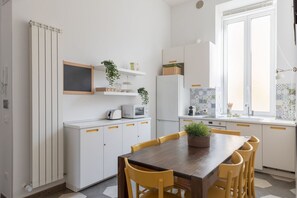 Kylskåp, mikrovågsugn, ugn och diskmaskin