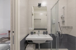 Dusche, Haartrockner, Bidet, Handtücher