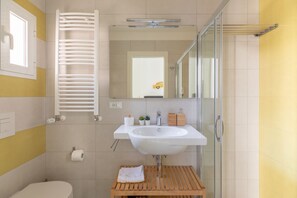 Dusche, Haartrockner, Bidet, Handtücher