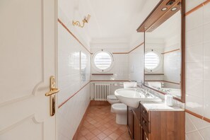 Een douche, een haardroger, een bidet