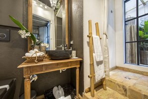 Dusche, Haartrockner, Bidet, Handtücher