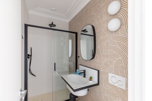 Douche, séchoir à cheveux, bidet, serviettes fournies