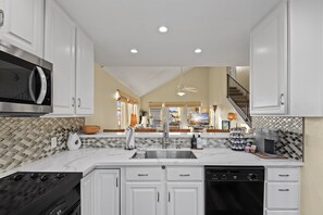 Kühlschrank, Mikrowelle, Ofen, Herdplatte