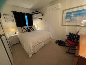 4 bedrooms, iron/ironing board, WiFi, bed sheets - Nautical Chalet (4 bedrm) nestled in Georgian Woodlands w/ Hot Tub & large deck (The Blue Mountains)