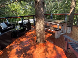 Outdoor dining - Nautical Chalet (4 bedrm) nestled in Georgian Woodlands w/ Hot Tub & large deck (The Blue Mountains)