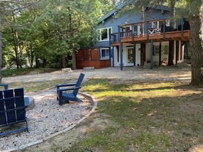 Property grounds - Nautical Chalet (4 bedrm) nestled in Georgian Woodlands w/ Hot Tub & large deck (The Blue Mountains)
